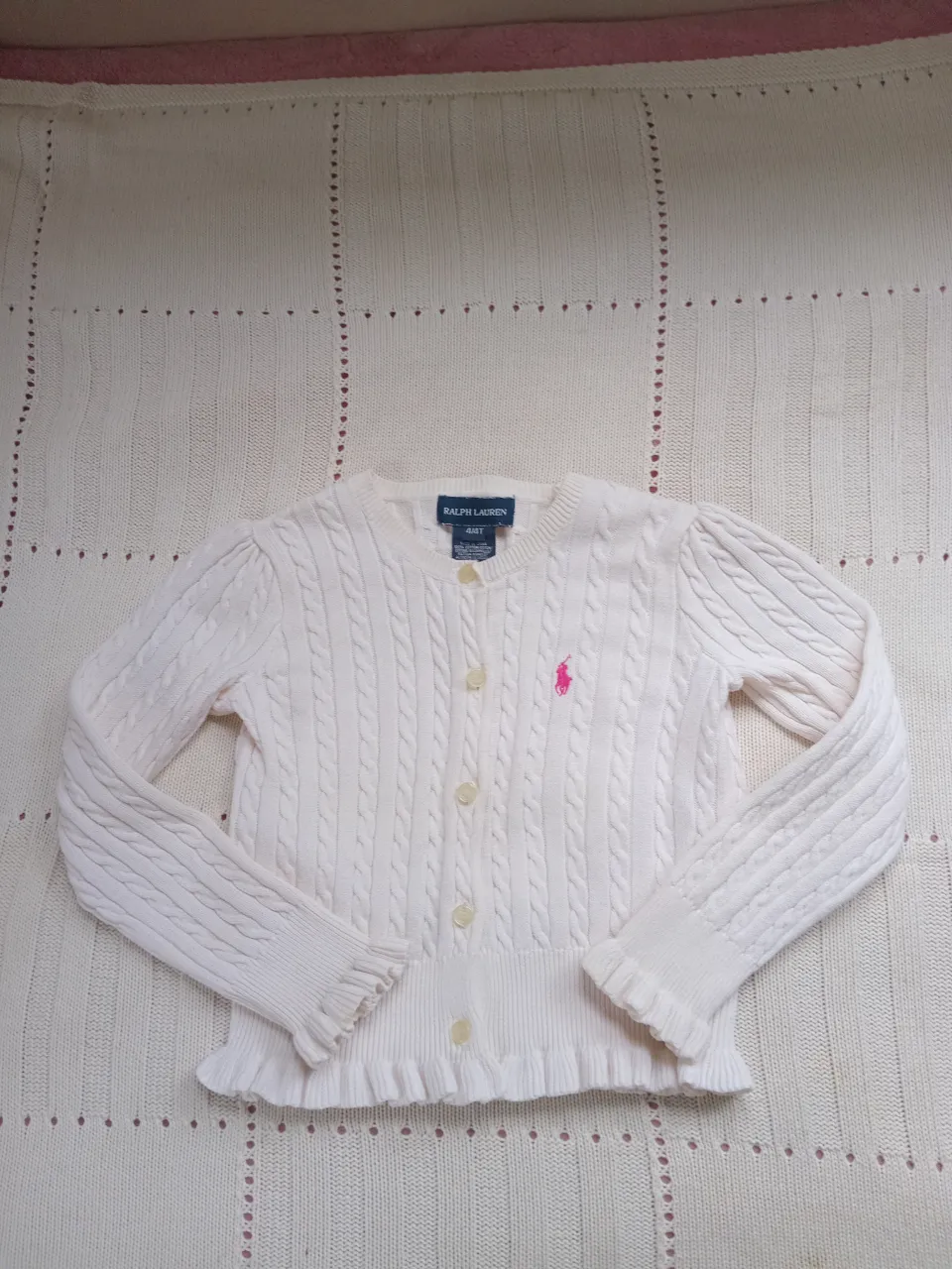 Cardigan blanco de tejido de punto con trenzas y botones al frente. Impecable.