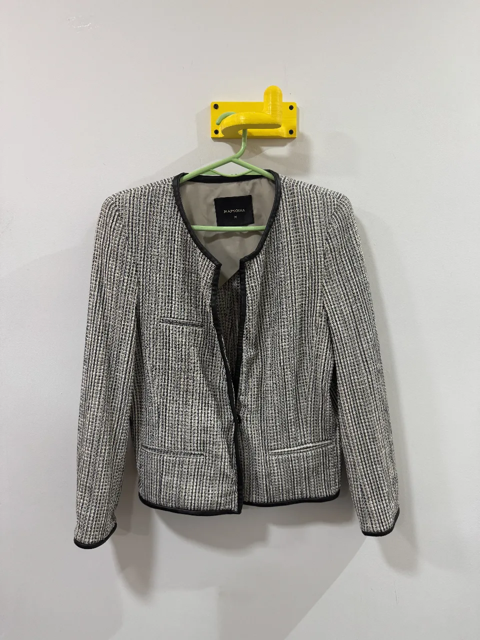 Blazer Rapsodia de mujer, color gris con detalles en negro. Talle M. Ideal para un look elegante y sofisticado.
