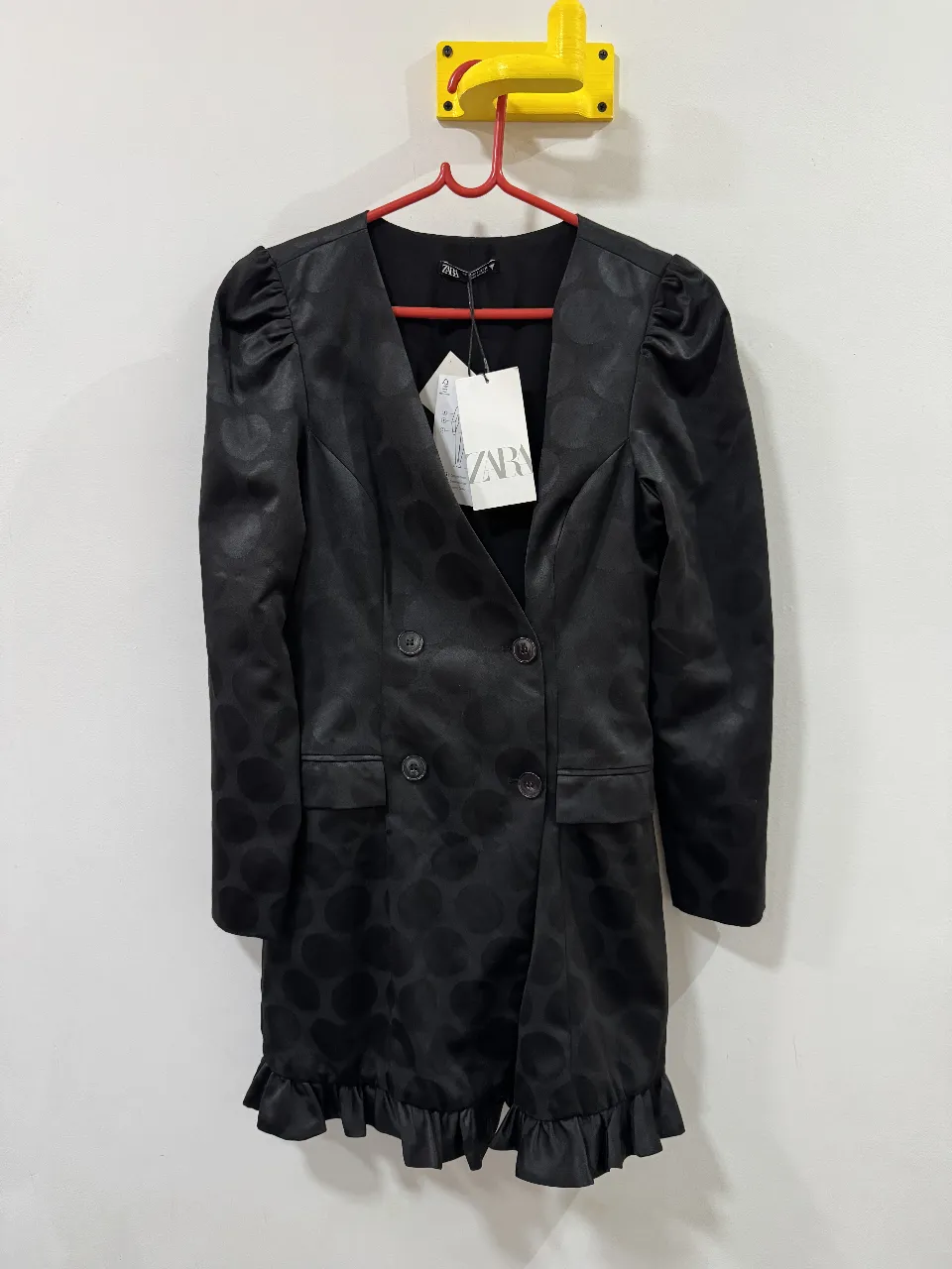 Vestido mini de mujer, negro, con estampado de lunares, estilo blazer, con botones y volados en el bajo. Marca Zara, talle S.
