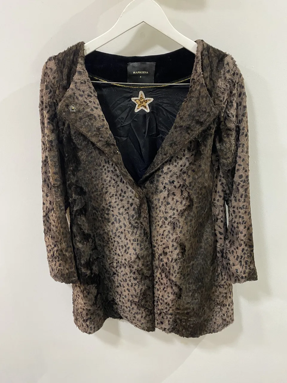 Tapado de mujer con estampado de leopardo. Posee cuello solapa y cierre con botones. Marca Rapsodia.