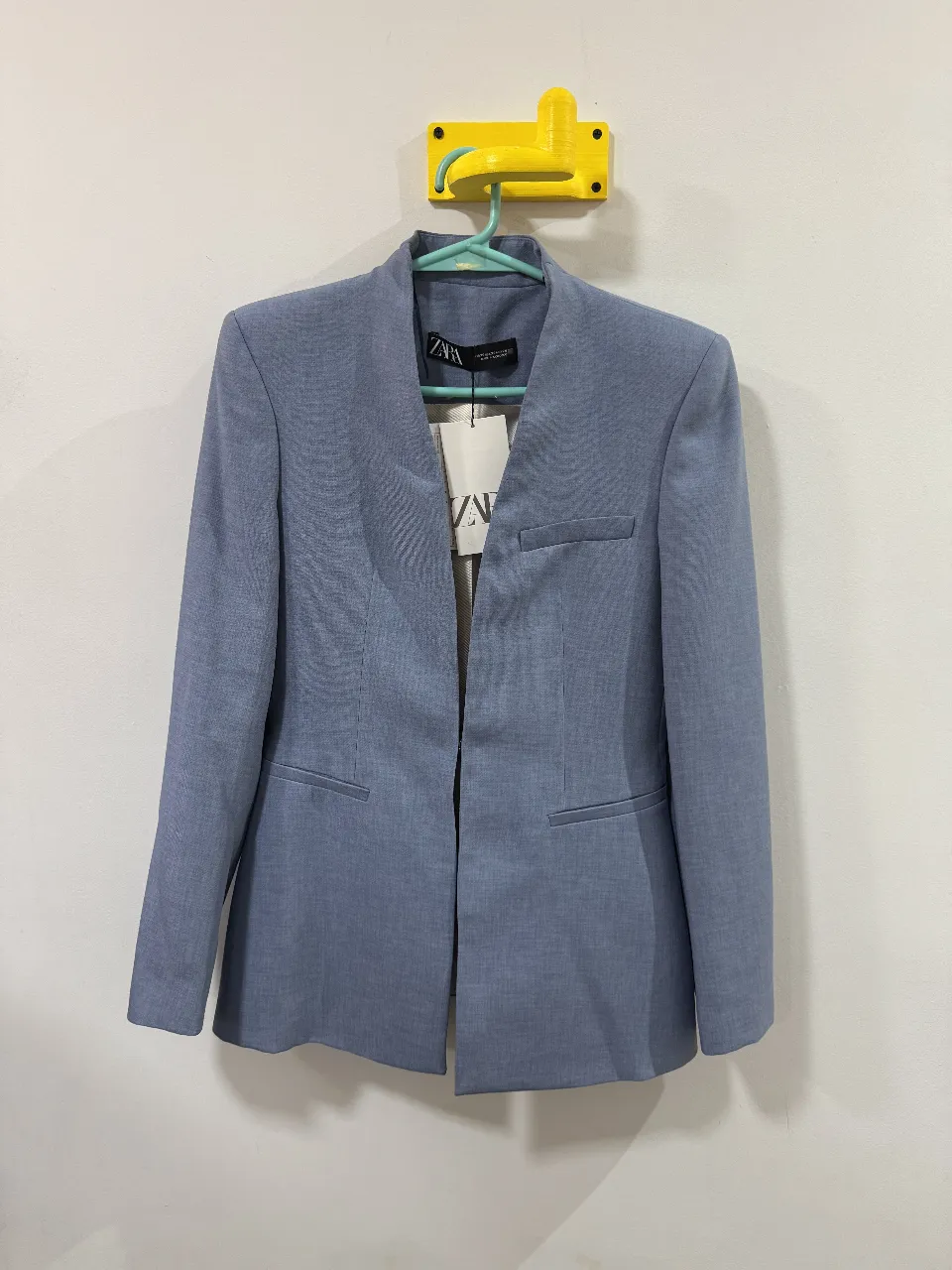 Blazer de mujer ZARA, color azul claro, talle XS, con etiqueta. Ideal para un look formal o de trabajo.