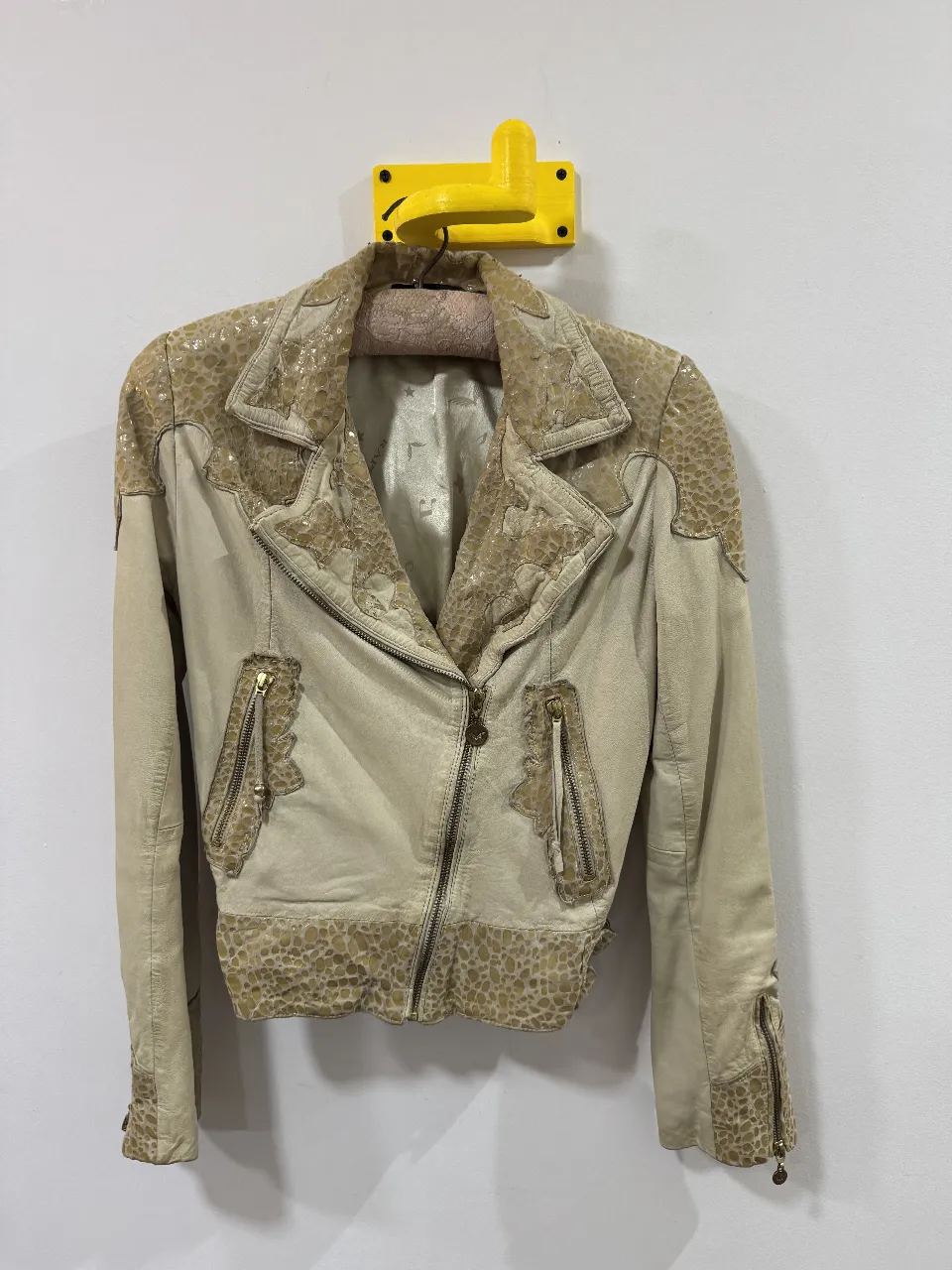 Campera biker de cuero con detalles en animal print y apliques dorados. Ideal para un look rocker y sofisticado.